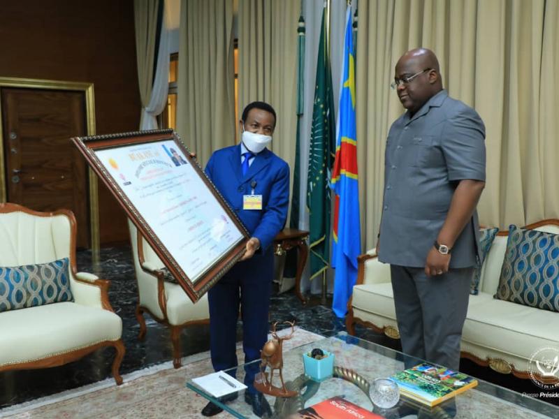 Le président de l'Assemblée nationale, Mboso Nkodia remet à Félix Tshisekedi un diplôme d'honneur décerné à titre posthume à Étienne Tshisekedi
