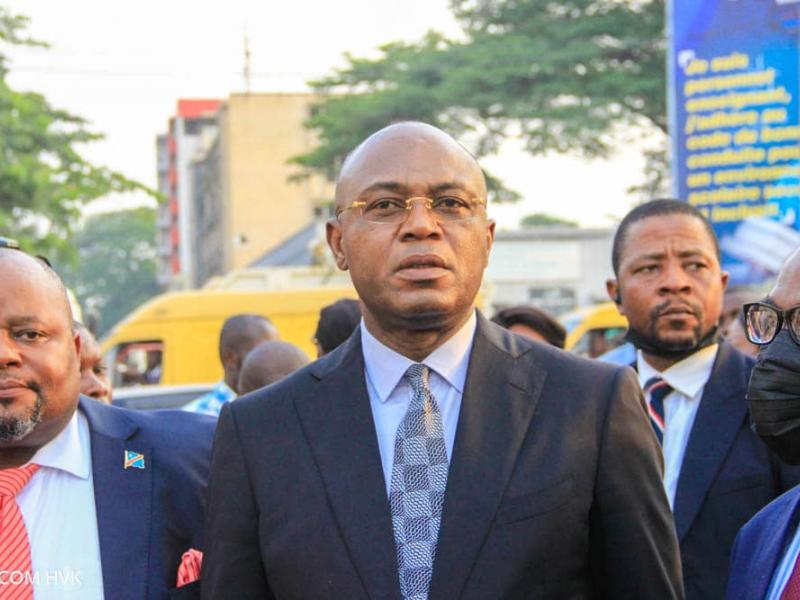 Le Gouverneur de la Ville de Kinshasa, entouré du VPM, ministre du Budget et du ministre des Finances lors de la cérémonie de réception de nouveaux engins pour l'assainissement de la Ville