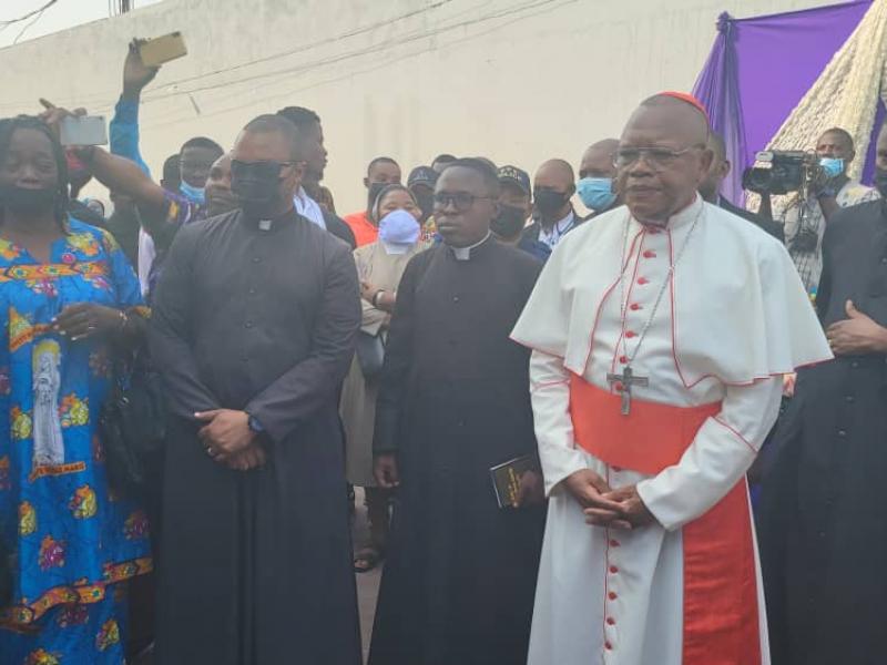 Le Cardinal Fridolin Ambongo devant le Mémorial circonstanciel des victimes du drame de Matadi-Kibala
