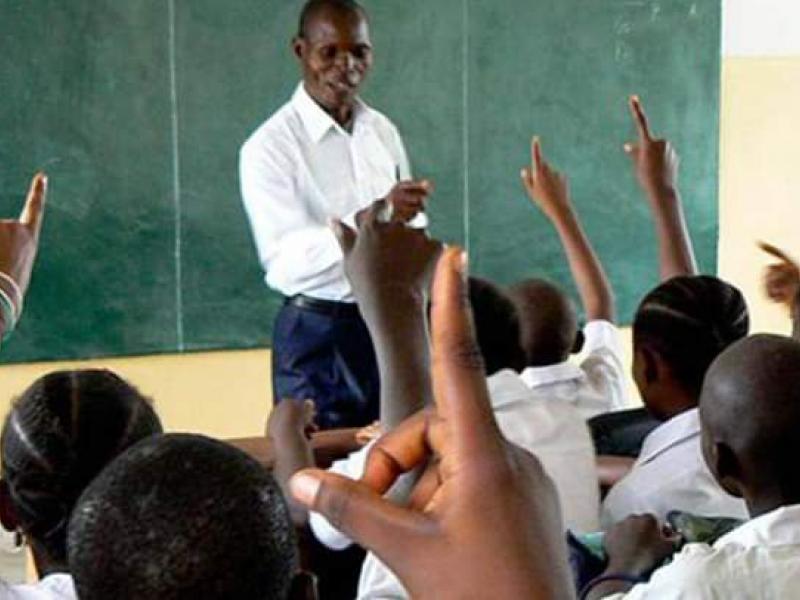 Un enseignant congolais en plein cours dans une salle de classe [Photo d'illustration]
