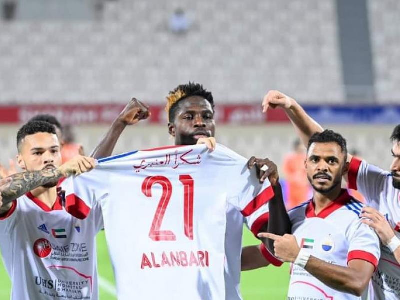 Ben Malango, en pleine célébration d'un but avec ses coéquipiers de Sharjah Sports Club.