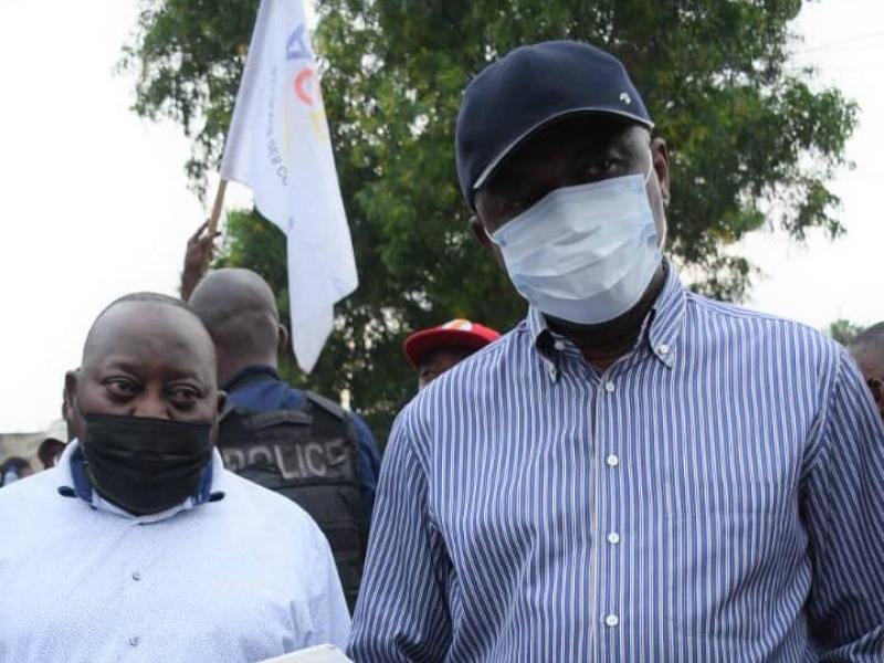 Le Gouverneur Gentiny Ngobila, accompagné du Général Sylvano Kasongo, suit les explications lui fournies par le responsable du projet de la construction de ces deux marchés
