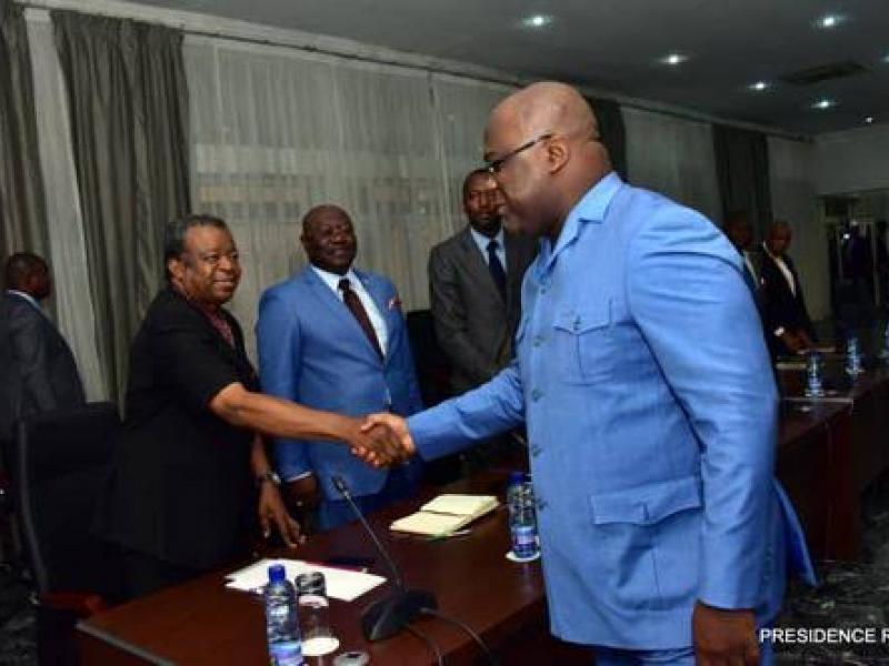 Le président Félix Tshisekedi saluant Docteur Muyembe lors d'une rencontre avec les membres de la riposte contre Covid-19 [ photo d'illustration]