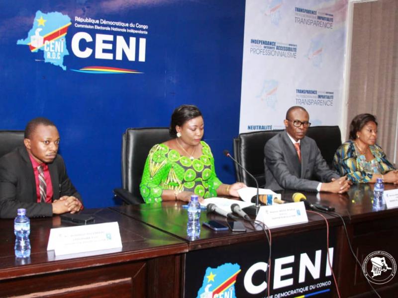 Le porte-parole de la CENI Patricia Nseya lors de la présentation du calendrier réaménagé sur l'élection des gouverneurs et vice-gouverneurs