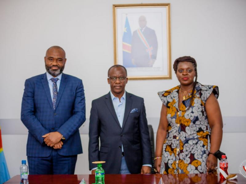 De gauche à droite, le DG Ezéchiel Biduaya (ANADEC), Ministre d'État Eustache Muhanzi (Petites et moyennes entreprises) et la Promotrice des Établissements Kesho