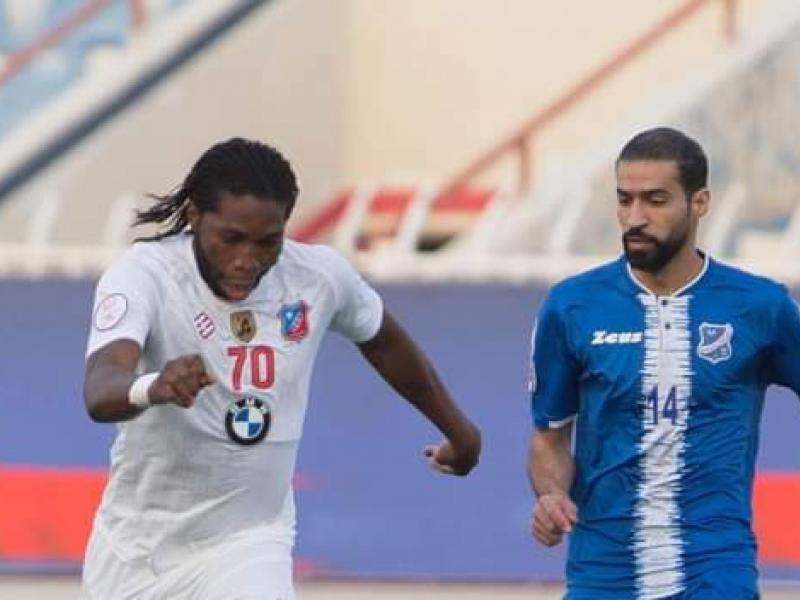 Dieumerci Mbokani et ses coéquipiers de Kuwait SC, en pleine célébration d'un but.