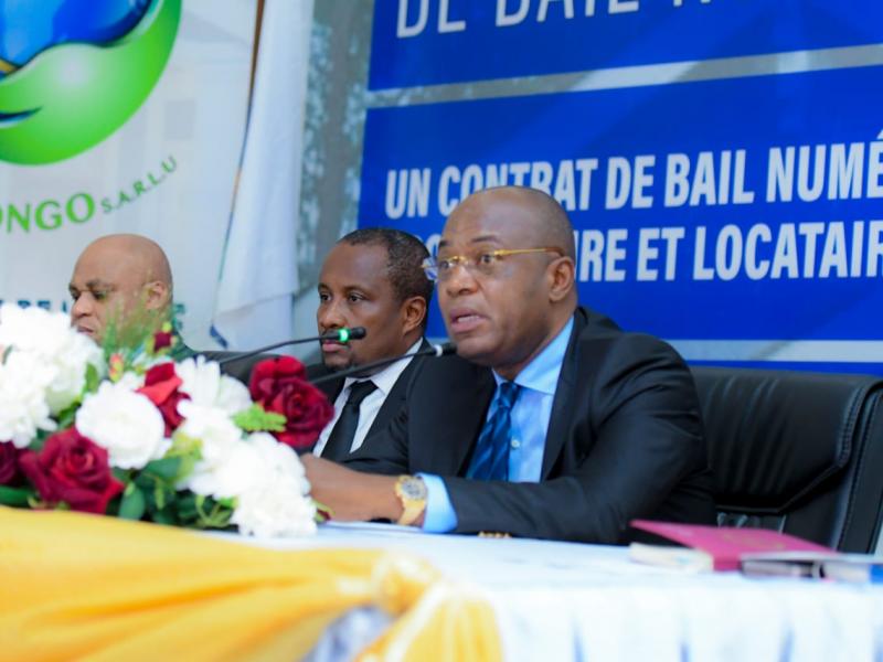 Le Gouverneur de la ville de Kinshasa lors de la cérémonie du lancement du projet de contrat de bail numérique entre propriétaires et locataires