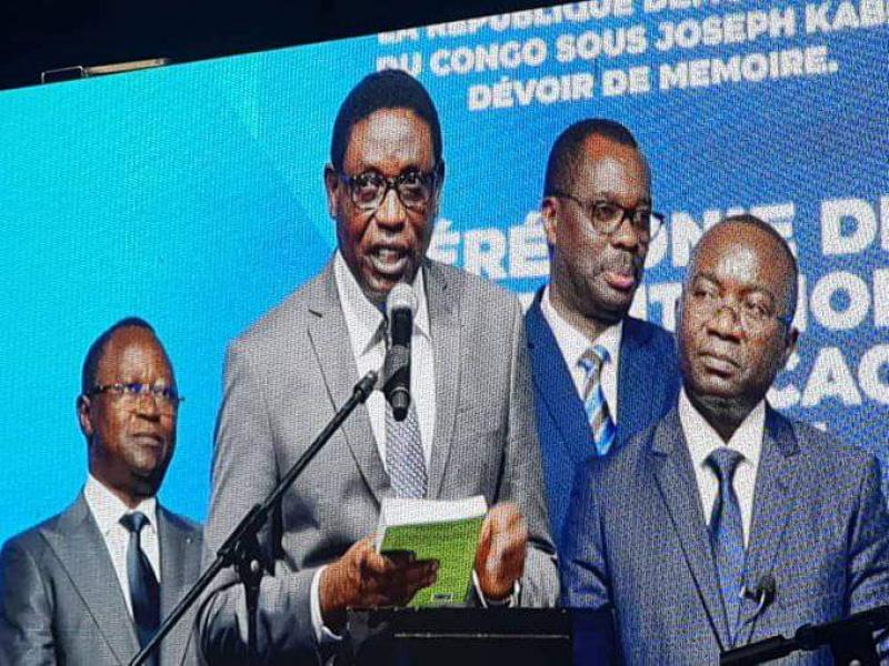 Néhémie Mwilanya (1ère personne à droite) assiste au baptême de son nouvel ouvrage.