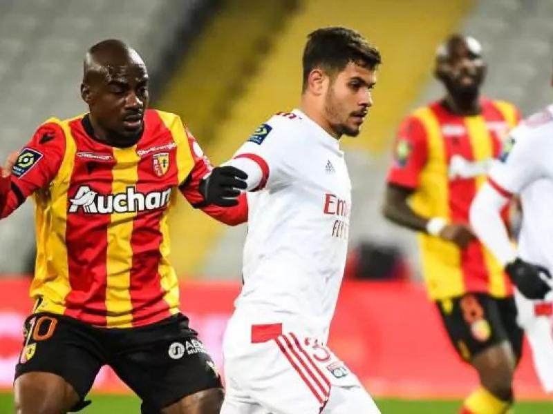 Gaël Kakuta en duel avec un joueur de Lyon.