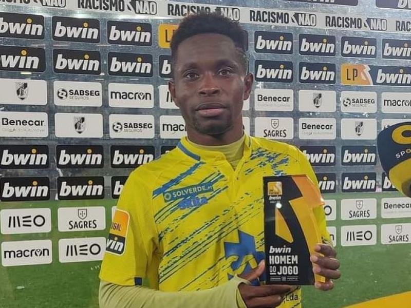 André Bukia avec son trophée de l'homme du match.