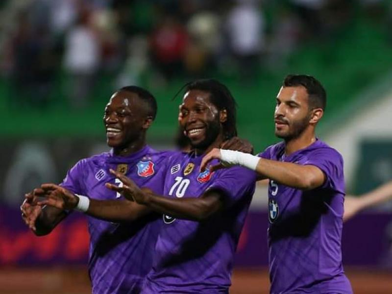 Dieumerci Mbokani en pleine célébration de son but avec ses coéquipiers de Kuwait SC.