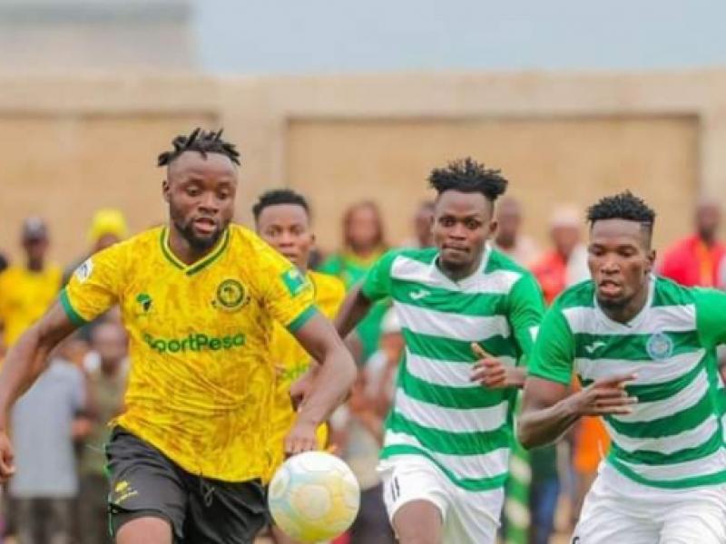 Fiston Mayele en duel avec deux joueurs de Mtibwa Sugar.