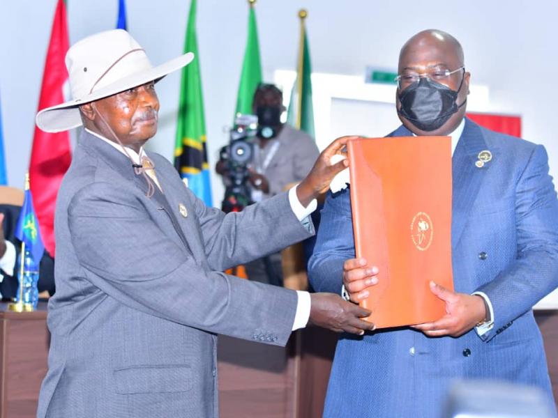 Passage des témoins entre les Présidents Museveni et Tshisekedi