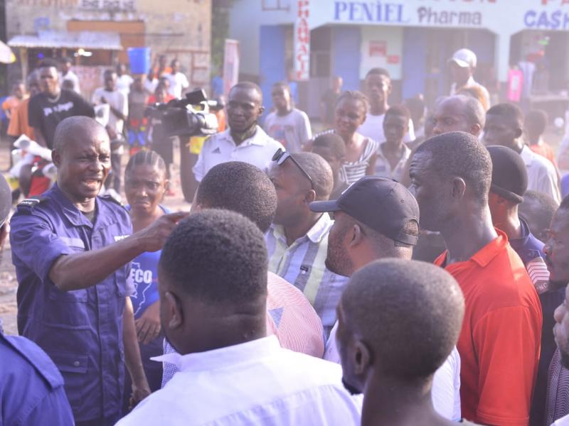 Un policier UDJANA menaçant le député provincial Junior Nembalemba