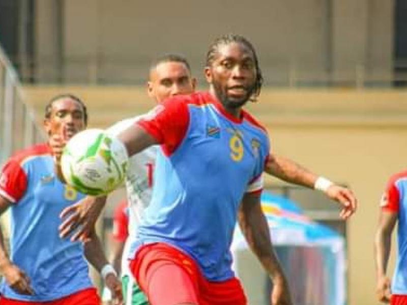 Dieumerci Mbokani en duel avec un joueur de Madagascar, lors des éliminatoires du mondial Qatar 2022.