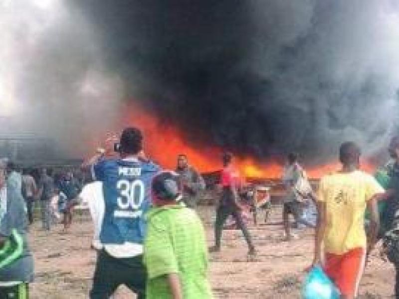 Incendie d'une embarcation à Maluku