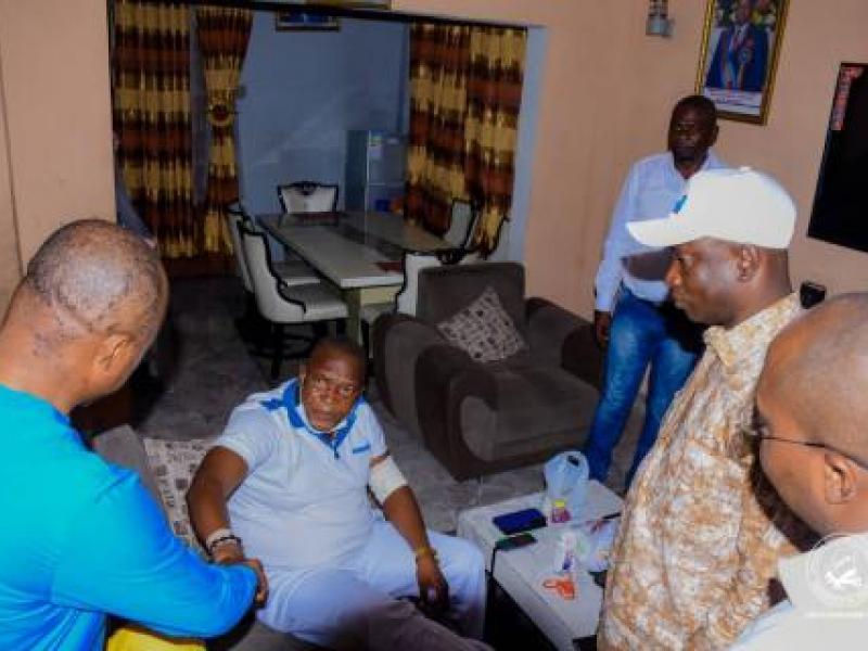 Augustin Kabuya à la résidence du député Bruno Kabangu tabassé par les présumés militants de Lamuka