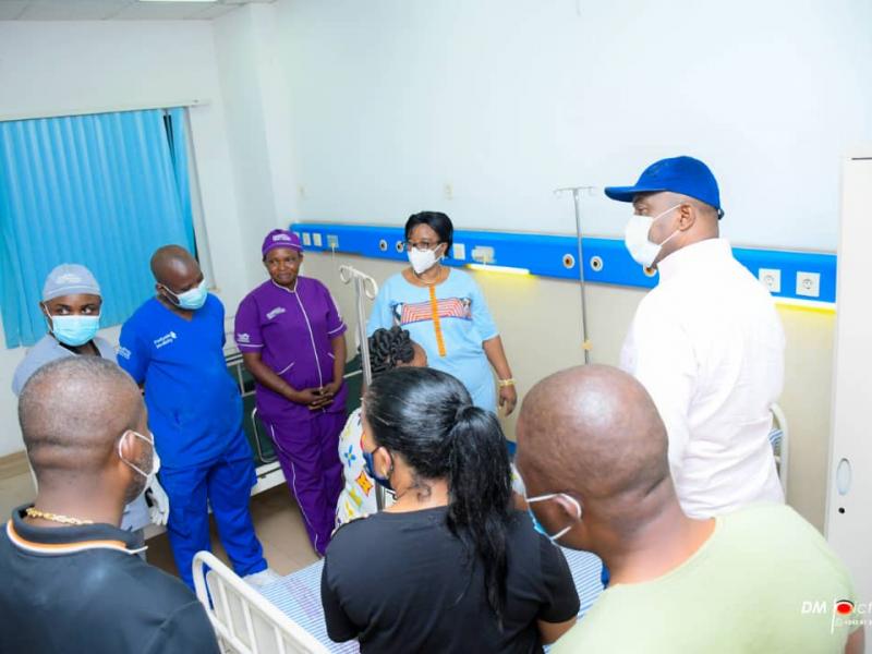 Le Gouverneur Gentiny Ngobila en visite de réconfort aux victimes de l'incendie d'une baleinière à Maluku