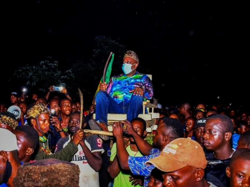Le ministre Mbungani, assis sur le célèbre Tshipoyi au milieu de la foule, symbole de son adoubement par la population qui le porte ainsi en triomphe.
