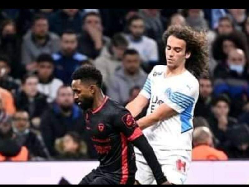 Vital Nsimba en duel avec Matteo Guendouzi, lors de la rencontre Marseille-Clermont.