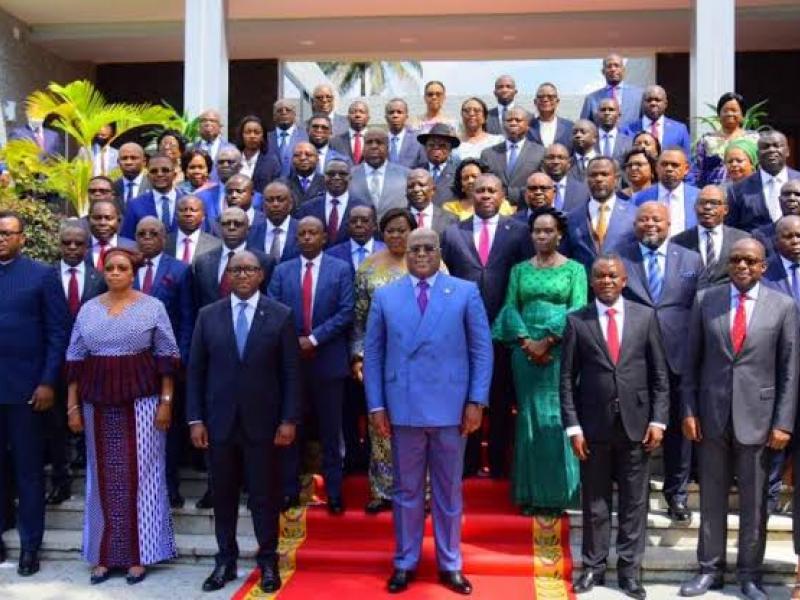 Une photo de famille entre le président Félix Tshisekedi et les ministres du gouvernement Sama Lukonde