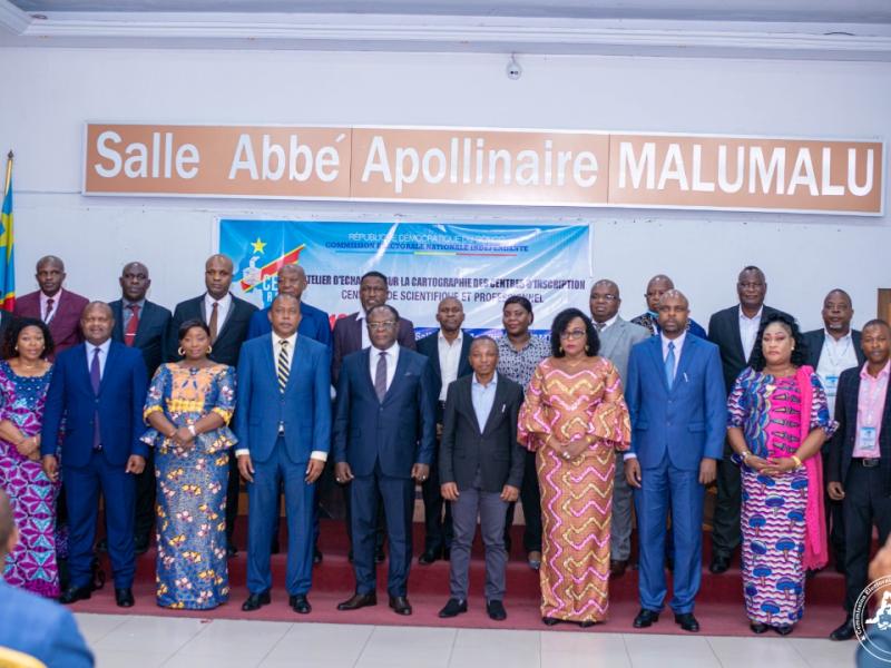 Une photo de famille entre le bureau de la CENI et les scientifiques à la fin d'un échange, jeudi 17 mars à Kinshasa, sur la cartographie des centres d'inscription électorale en RDC