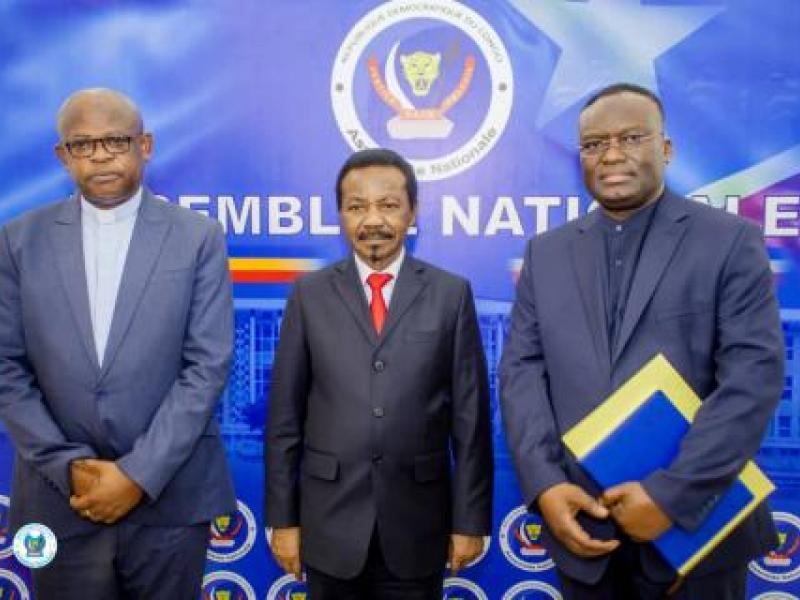 Le président de l'Assemblée nationale Mboso Nkodia entouré de gauche à droite par le secrétaire général de la CENCO Mgr Donatien Nshole et le révérend Maurice Mondengo, président de la commission justice et Paix de l'ECC