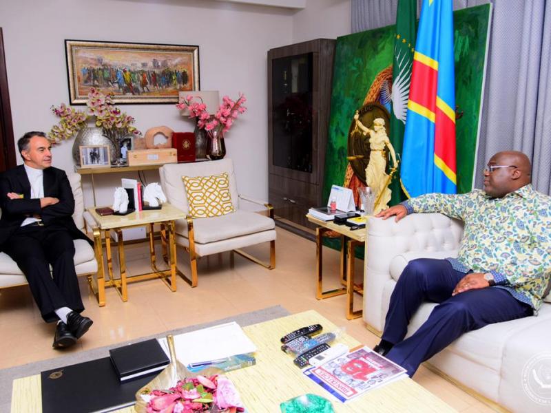 Échanges entre le Président Félix Tshisekedi (droite) et Mgr Ettore Ballestero (gauche) à la Cité de l'UA