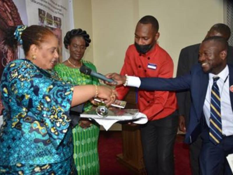 La ministre de la Culture,Art et Patrimoine lors de la cérémonie du baptême des ouvrages "La nation de Tshokwe et sa dynastie" et " Les Tshokwe de la RDC"