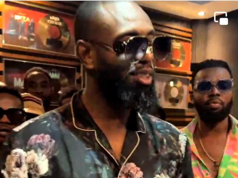 Fabregas et les membres du groupe, Villanova, en studio à Kinshasa.