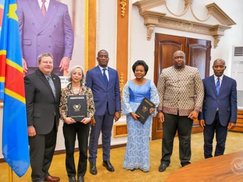 Une photo de famille entre une délégation congolaise et américaine
