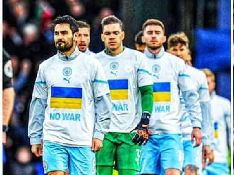 Les joueurs de Manchester City en soutien à l'Ukraine, lors de la rencontre face à Everton.
