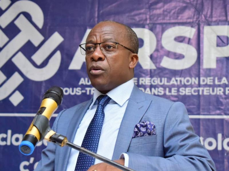 Le ministre d'État en charge des petites et moyennes entreprises, Eustache Muhanzi prêche la loi sur la sous-traitance