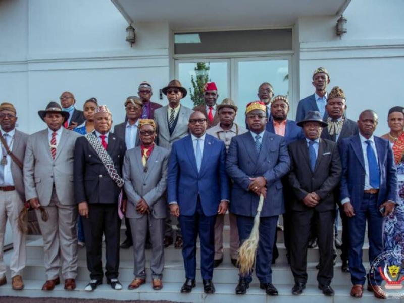 Le premier ministre Sama Lukonde entouré de plusieurs autorités traditionnelles
