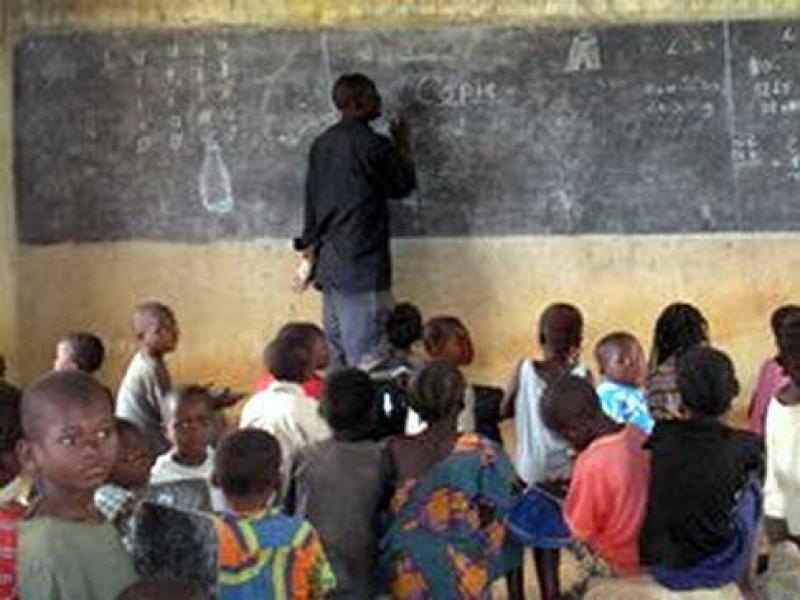 Un enseignant dans le Haut-Katanga dans une salle de classe [Photo d'illustration]