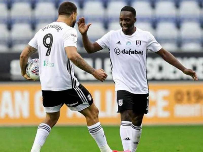 Neeskens Kebano en pleine célébration d'un but avec son coéquipier, Aleksandar Mitrovic.