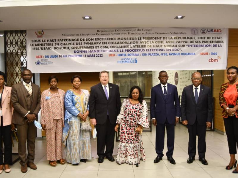 La ministre déléguée Irène Esambo entourée du Vpm Daniel Aselo et du diplomate américain Mike Hammer