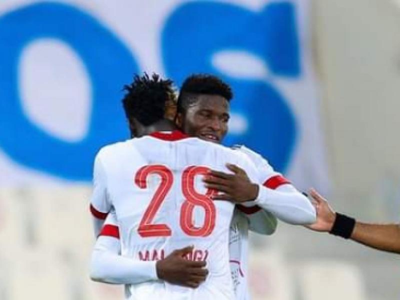 Ben Malango en accolade avec l'un de ses coéquipiers de Sharjah FC.