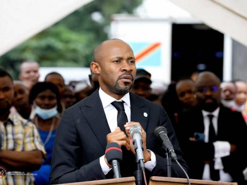 Le ministre Patrick Muyaya rend hommage au journaliste Faustin Fwassa lors des obsèques