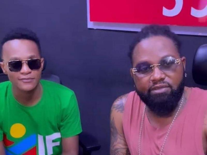 Ferré Gola et Innos'b, lors de l'enregistrement de leur chanson dans un studio à Kinshasa.