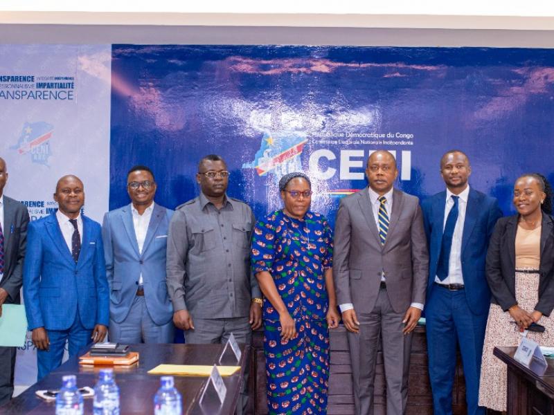 Le président de la CENI Denis Kadima ( en cravate à côté de la sœur religieuses) entouré des membres de la CENCO et de l'ECC en mission commune à la CENI