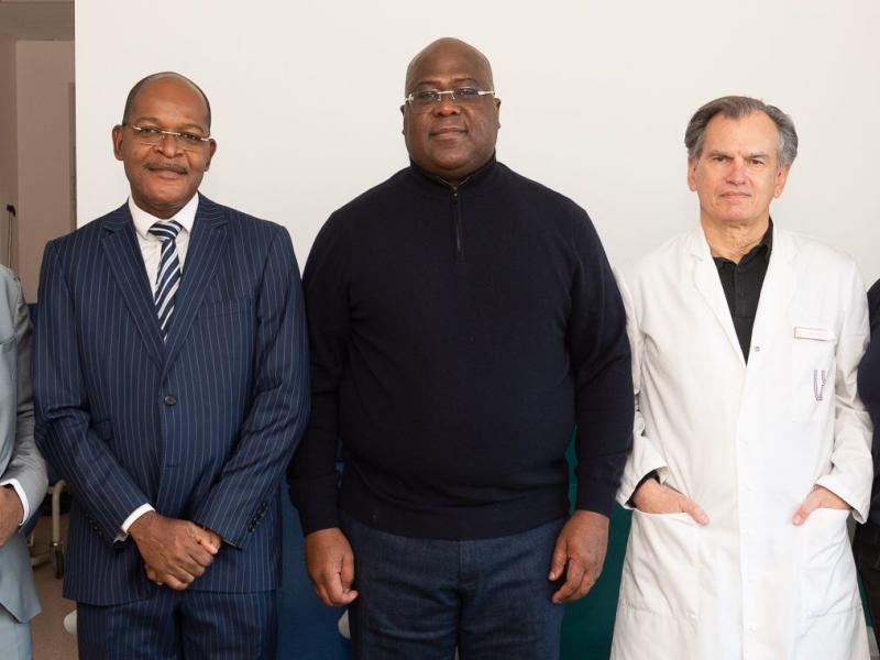 Le Président Tshisekedi entouré du professeur Christian Raftopoulos (en blouse blanche), chef du service de Neurochirurgie des Cliniques universitaires St-Luc à Bruxelles, des Drs Christian Nsimba et Patrick Badibanga, ses médecins personnels du, et de Mme Sylvie Bauna Loumpangou, infirmière du Président