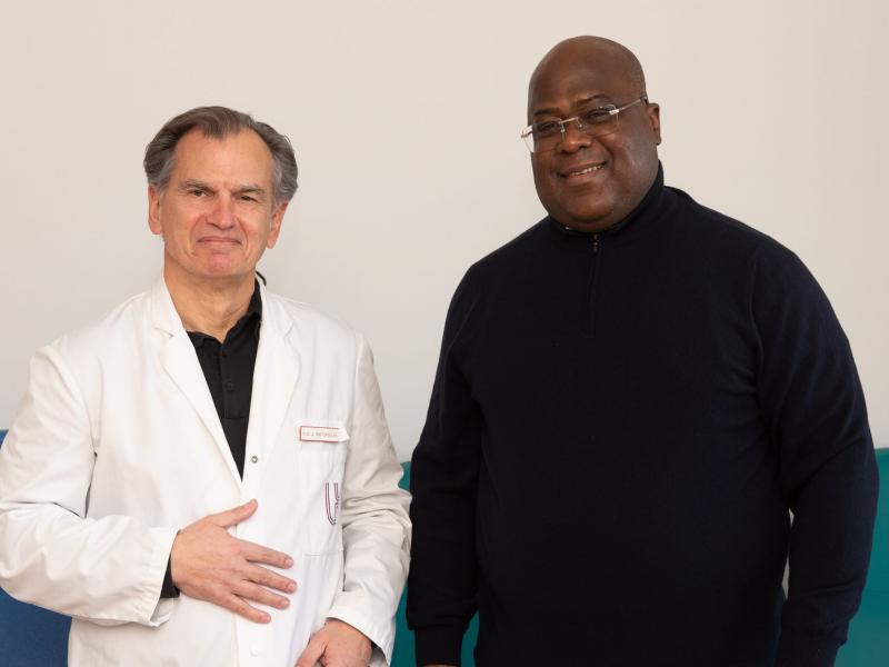 De gauche à droite, le professeur Christian Raftopoulos (en blouse blanche), chef du service de Neurochirurgie des Cliniques universitaires St-Luc à Bruxelles et le Président Félix Tshisekedi