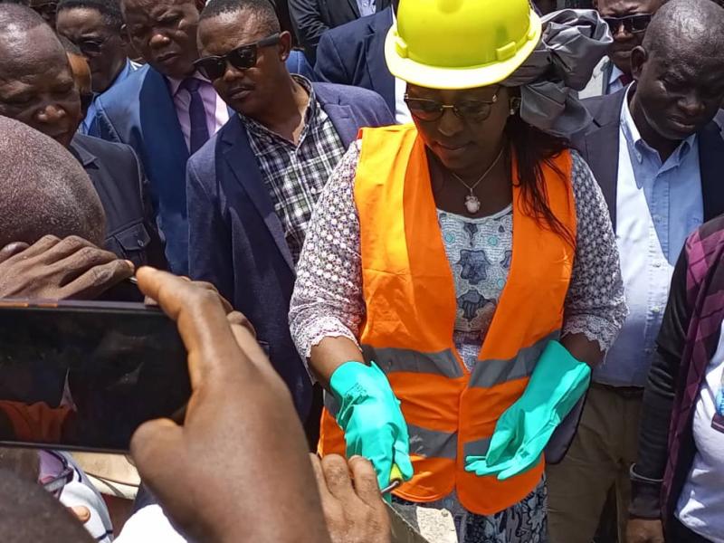 La ministre Antoinette Kipulu pose la première pierre de construction d'un des centres dans le Grand Équateur