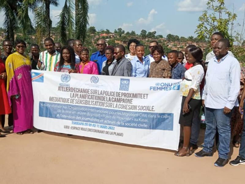 Photo de famille avec les participants à la clôture de cet atelier