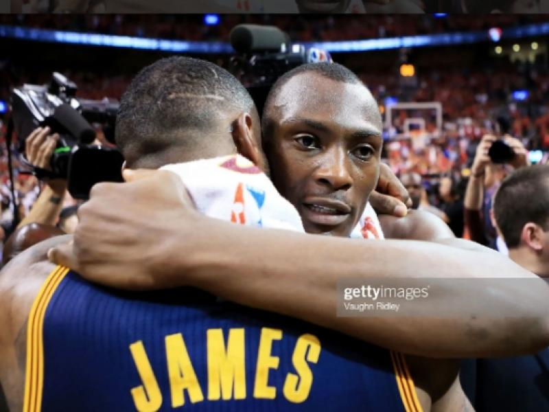Bismack Biyombo et LeBron James, lors de la rencontre de leurs anciens équipes, Toronto-Cleveland en 2016. [Photo d'illustration]