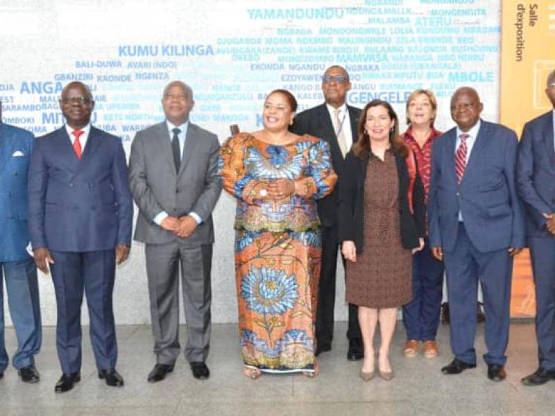 La ministre de la Culture Catherine Kathungu entourée de parties prenantes au processus de restitution des objets et bien culturels de la RDC emportés pendant la colonisation