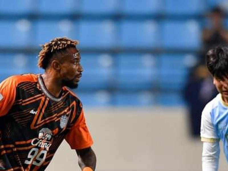 Jonathan Bolingi sous les couleurs de Buriram United, en duel avec un joueur de Daegu FC.