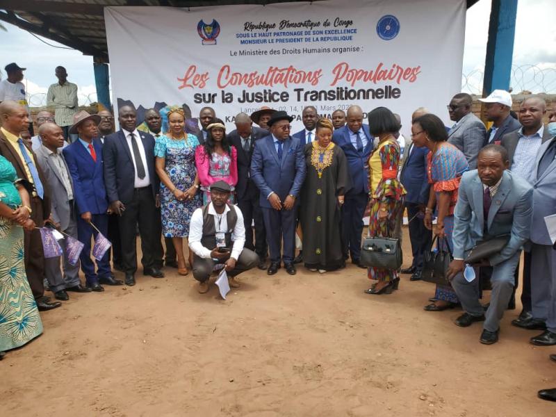 Le ministre Fabrice Puela et les autorités locales après le lancement des consultations à Tshikapa