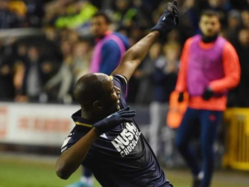 Benik Afobe en pleine célébration de son but face à Huddersfield Town.
